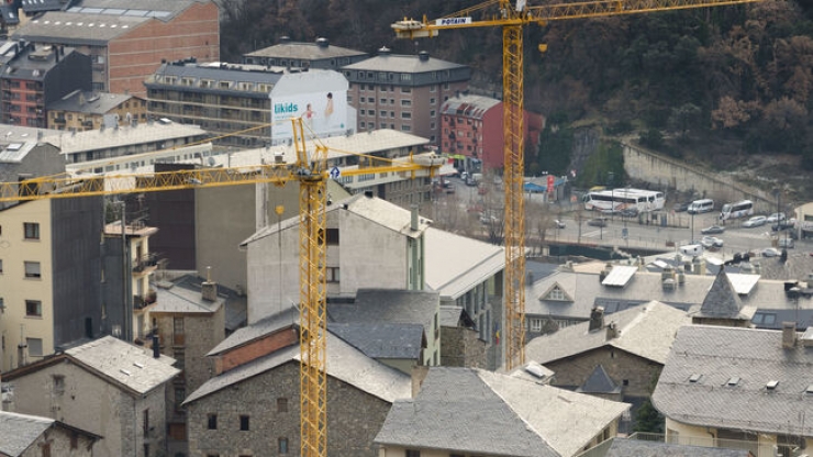 Grues al centre d'Andorra la Vella.